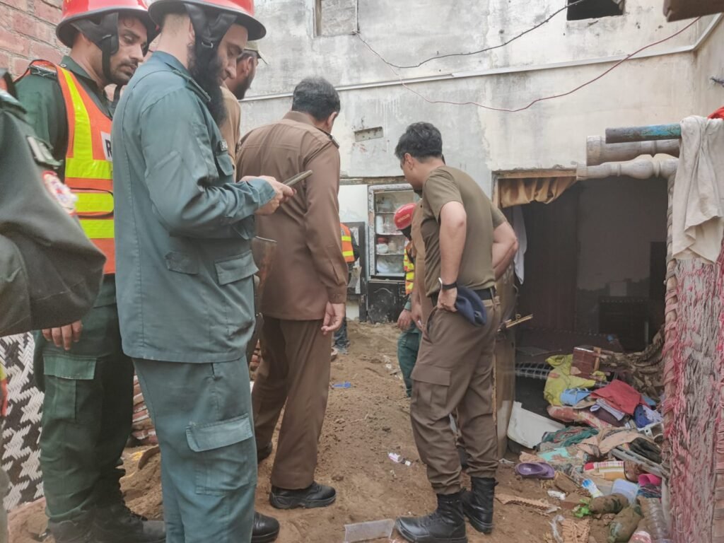 کاہنہ میں ٹیوشن سینٹر کی چھت گر گئی، 14 بچےشہید، 20 ریسکیو، خاتون ٹیچر سمیت 5 زخمی ، آپریشن مکمل ہوگیا 1 WhatsApp Image 2026 06 30 at 6.46.59 PM