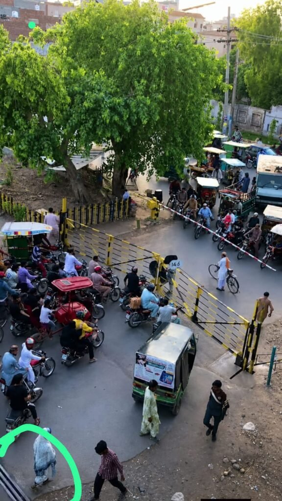 سوشل میڈیا پر وائرل ریلوے پھاٹک کی تصویر "جس نے سب کو چکرا دیا" کی حقیقت کیا ہے؟ 1 WhatsApp Image 2026 07 07 at 1.47.25 PM