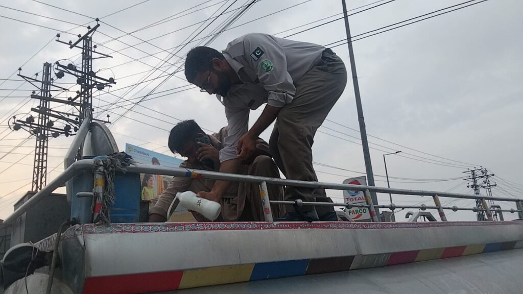 پنجاب کے 3 اضلاع میں فوڈ اتھارٹی کا کریک ڈاؤن، 2300 لیٹر ملاٹی دودھ تلف،دودہ کن اشیاء سے تیار کیا جا رہا تھا؟ 1 WhatsApp Image 2026 08 19 at 2.31.49 PM