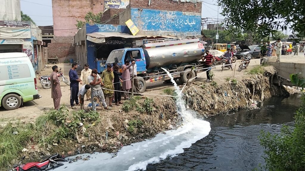 پنجاب کے 3 اضلاع میں فوڈ اتھارٹی کا کریک ڈاؤن، 2300 لیٹر ملاٹی دودھ تلف،دودہ کن اشیاء سے تیار کیا جا رہا تھا؟ 2 WhatsApp Image 2026 08 19 at 2.31.52 PM