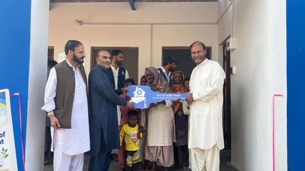 ایچ ایچ آر ڈی امریکہ کے سی او جاوید صدیقی کا دورہ ضلع جھنگ ،سیلاب متاثرین کو گھر، روزگار اور 200 کسانوں کو تخم امید دئیے گئے 8 218848