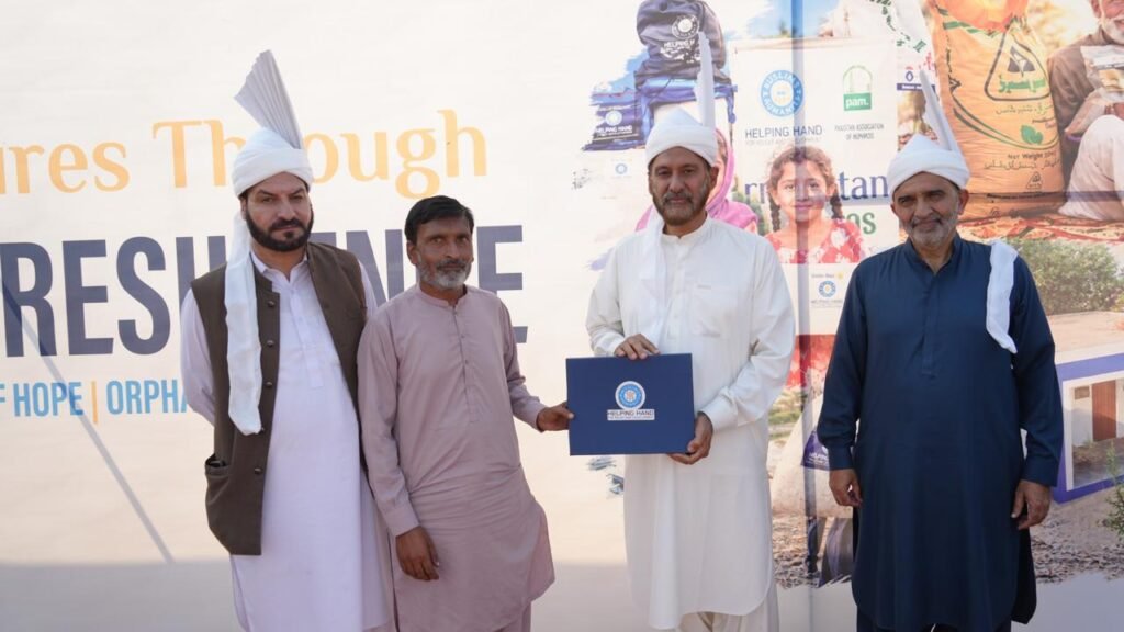 ایچ ایچ آر ڈی امریکہ کے سی او جاوید صدیقی کا دورہ ضلع جھنگ ،سیلاب متاثرین کو گھر، روزگار اور 200 کسانوں کو تخم امید دئیے گئے 4 218853