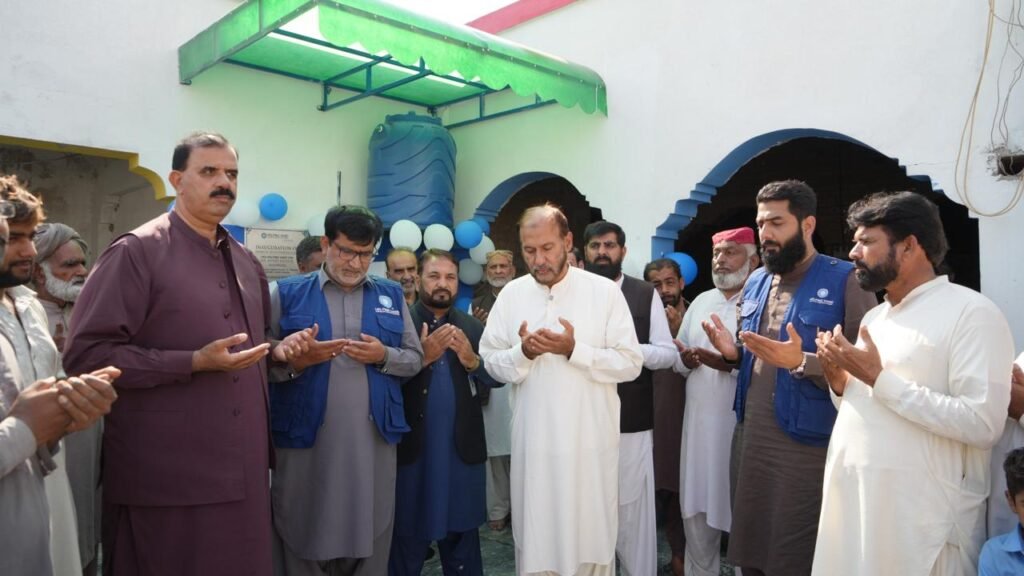 ایچ ایچ آر ڈی امریکہ کے سی او جاوید صدیقی کا دورہ ضلع جھنگ ،سیلاب متاثرین کو گھر، روزگار اور 200 کسانوں کو تخم امید دئیے گئے 6 218854