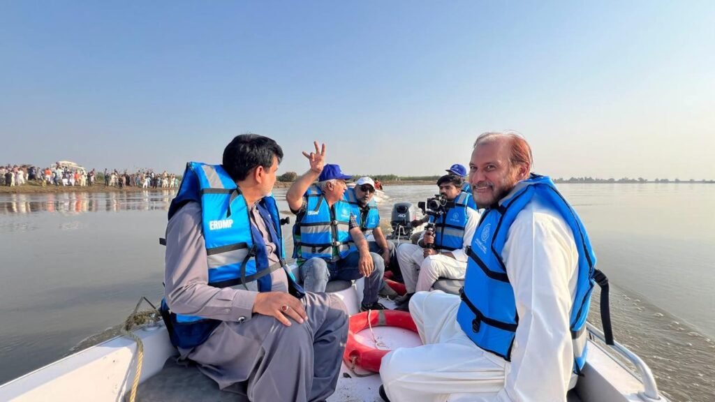 ایچ ایچ آر ڈی امریکہ کے سی او جاوید صدیقی کا دورہ ضلع جھنگ ،سیلاب متاثرین کو گھر، روزگار اور 200 کسانوں کو تخم امید دئیے گئے 2 218878