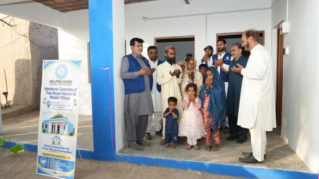 ایچ ایچ آر ڈی امریکہ کے سی او جاوید صدیقی کا دورہ ضلع جھنگ ،سیلاب متاثرین کو گھر، روزگار اور 200 کسانوں کو تخم امید دئیے گئے 5 218887