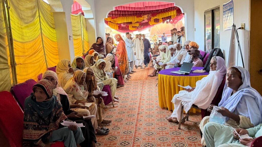 ایچ ایچ آر ڈی امریکہ کے سی او جاوید صدیقی کا دورہ ضلع جھنگ ،سیلاب متاثرین کو گھر، روزگار اور 200 کسانوں کو تخم امید دئیے گئے 11 218893