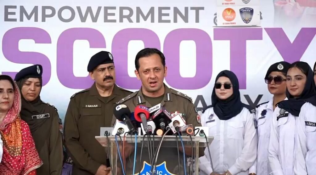 خواتین اب رکشہ چلا کر بھی باعزت روزگار کما سکیں گی، لاہور ٹریفک پولیس کا رکشہ ڈرائیونگ ٹریننگ پروگرام شروع 1 WhatsApp Image 2026 10 14 at 5.55.51 PM 1