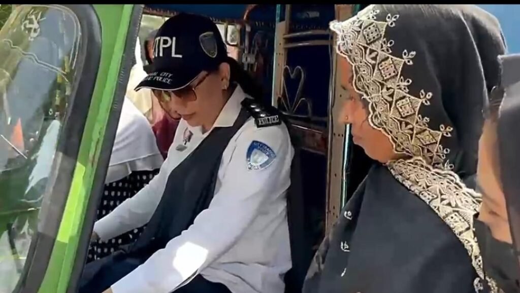 خواتین اب رکشہ چلا کر بھی باعزت روزگار کما سکیں گی، لاہور ٹریفک پولیس کا رکشہ ڈرائیونگ ٹریننگ پروگرام شروع 2 WhatsApp Image 2026 10 14 at 5.55.52 PM
