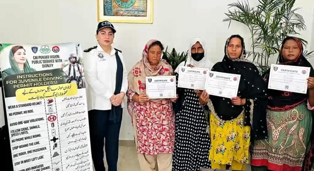 خواتین اب رکشہ چلا کر بھی باعزت روزگار کما سکیں گی، لاہور ٹریفک پولیس کا رکشہ ڈرائیونگ ٹریننگ پروگرام شروع 3 WhatsApp Image 2026 10 14 at 5.55.52 PM 2