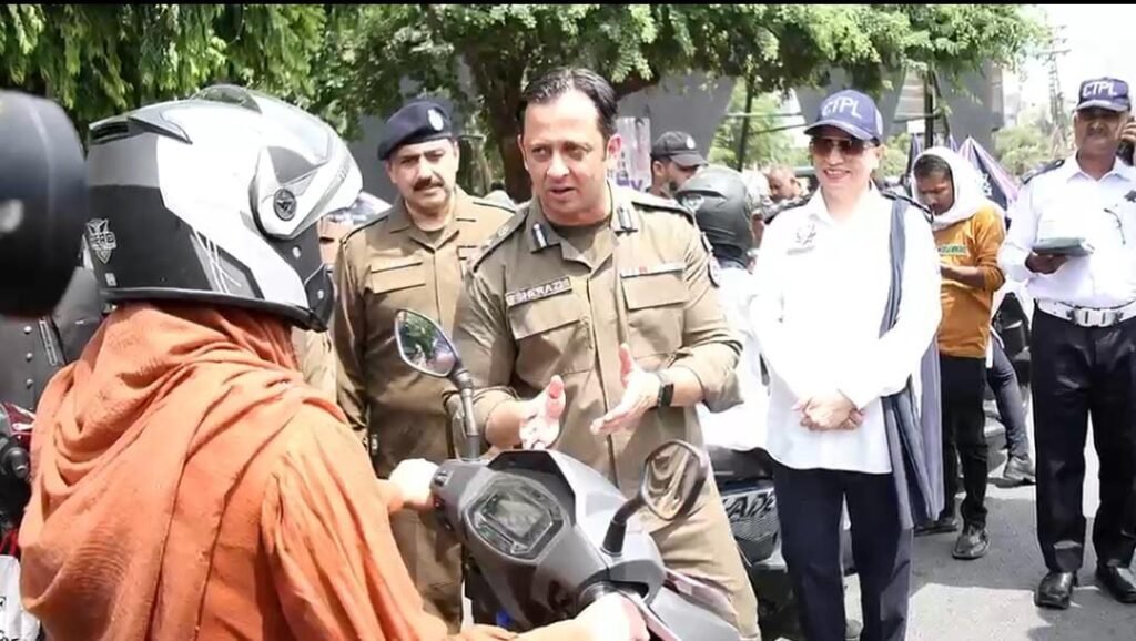 لاہور میں 2 لاکھ شہریوں کو ڈرائیونگ لائسنس جاری، خواتین کیلئے 5 کاونٹر قائم کر دئیے گئے 1 WhatsApp Image 2026 10 17 at 1.22.00 PM