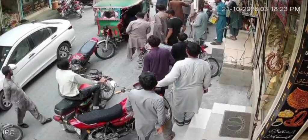 عارف والا: بلدیہ کے ڈیلی ویجز ملازم پر رکشہ ڈرائیور کو تشدد کا نشانہ بنانے کا الزام، شہریوں کا نوٹس لینے کا مطالبہ 1 WhatsApp Image 2026 10 22 at 3.54.15 PM
